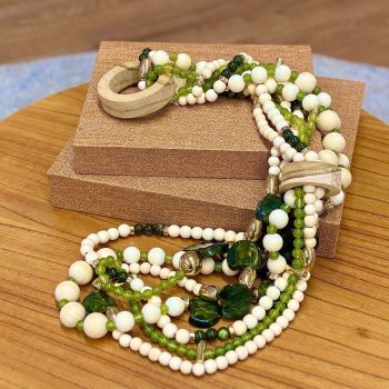 Colar Decorativo G Off-White/ Verde