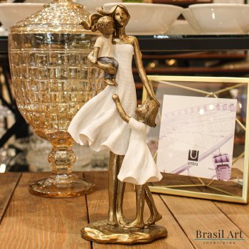 Estátua para Decoração Mãe com Casal de Filhos Branca